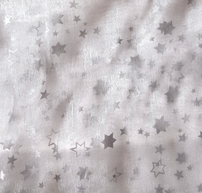Weisser Organza mit Silbersternen 