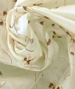 Cremefarbener Blusenstoff mit Stickerei