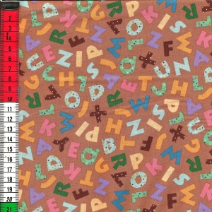 Beigebrauner Basic mit bunten Buchstaben