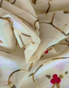 Blusenstoff mit Blumenstickerei 