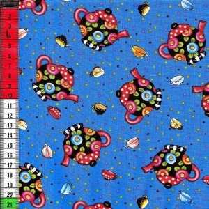 Bunte Teekannen auf blauem Hintergrund 